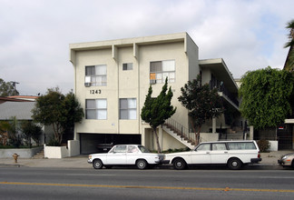 1243 N Virgil Ave in Los Angeles, CA - Building Photo - Building Photo