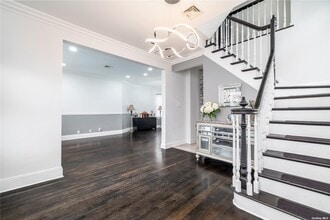26-44-44 211th St in Queens, NY - Foto de edificio - Building Photo