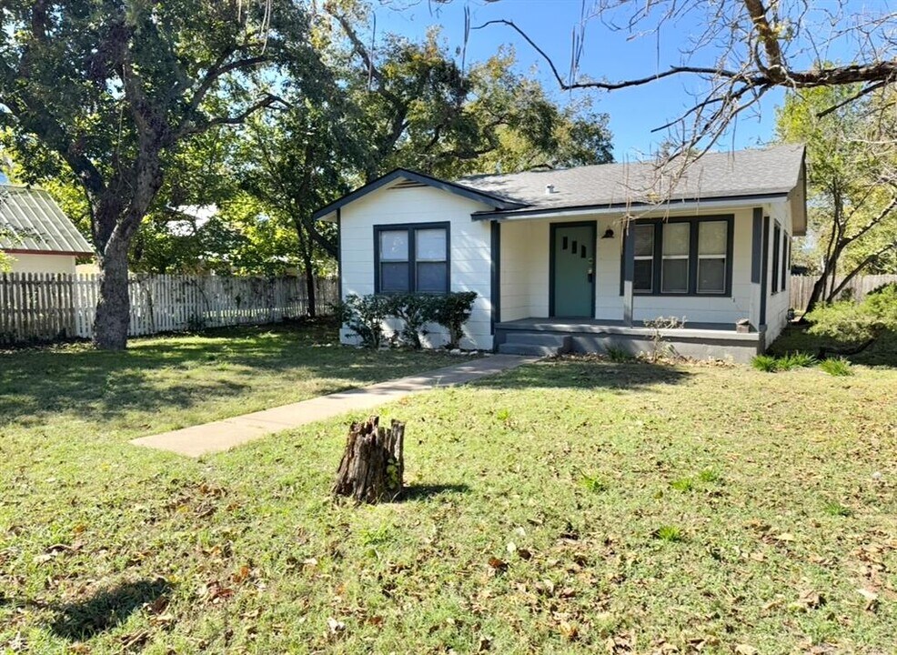 110 E 8th St in Elgin, TX - Building Photo