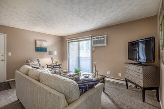 Hillbrook Apartments in Austintown, OH - Building Photo - Interior Photo