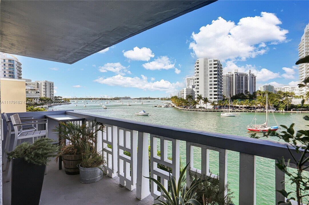 1662 Lincoln Ct-Unit -405 in Miami Beach, FL - Building Photo