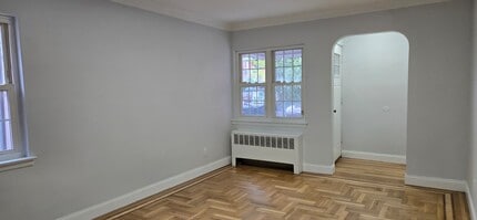 1042 E 211th St, Unit 1st Fl in Bronx, NY - Building Photo - Building Photo