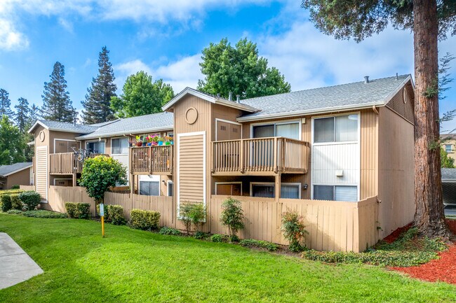 Lund Garden Apartments in Hayward, CA - Foto de edificio - Building Photo