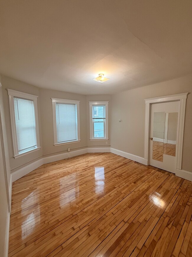 14 Maine Ave, Unit 2 in Somerville, MA - Foto de edificio - Building Photo