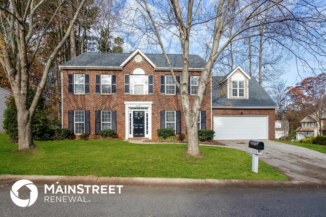 6209 Forest Pond Dr in Charlotte, NC - Building Photo