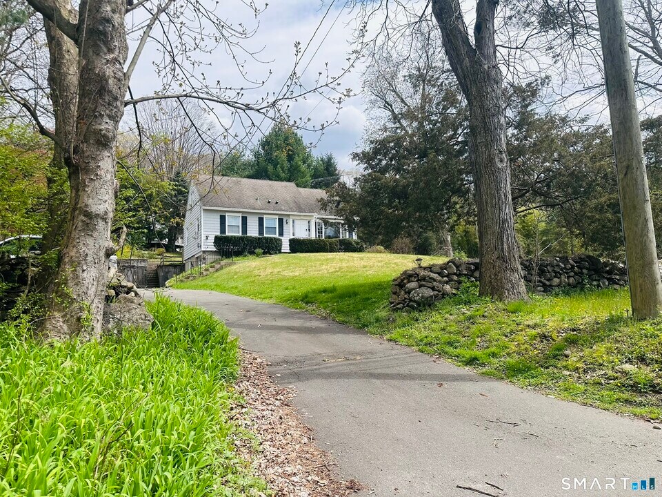 37 Weed St in New Canaan, CT - Building Photo
