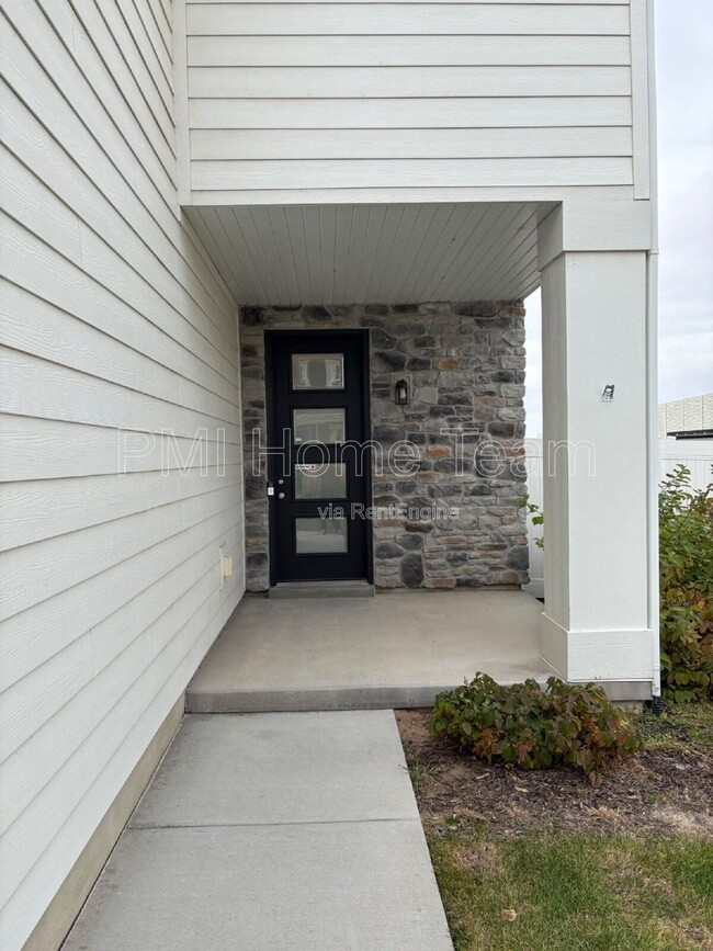 1616 W Parkview Dr in Syracuse, UT - Building Photo - Building Photo