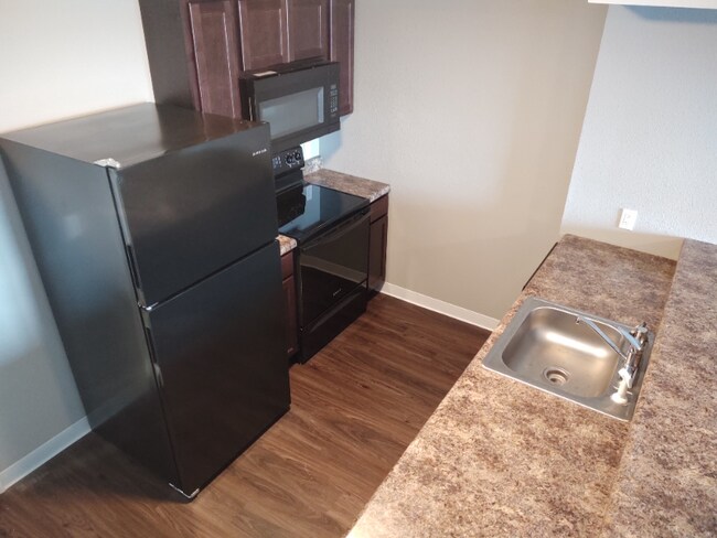 825 Kirkwood Pkwy SW in Cedar Rapids, IA - Foto de edificio - Building Photo