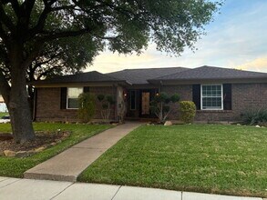 1401 Fieldstone Ct E in Bedford, TX - Building Photo - Building Photo