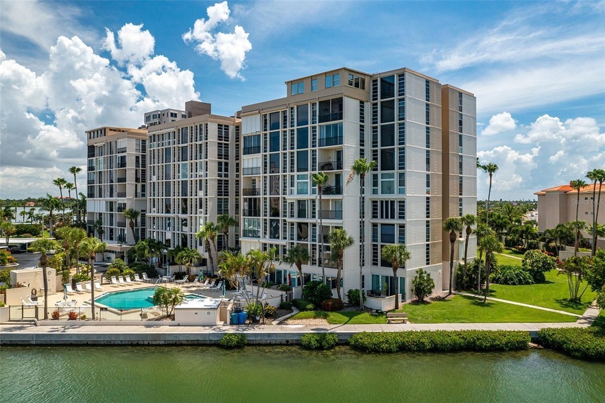 7400 Sun Island Dr S, Unit 401 in South Pasadena, FL - Foto de edificio