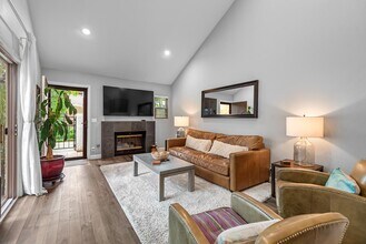 314 Via Colinas in Westlake Village, CA - Building Photo - Building Photo