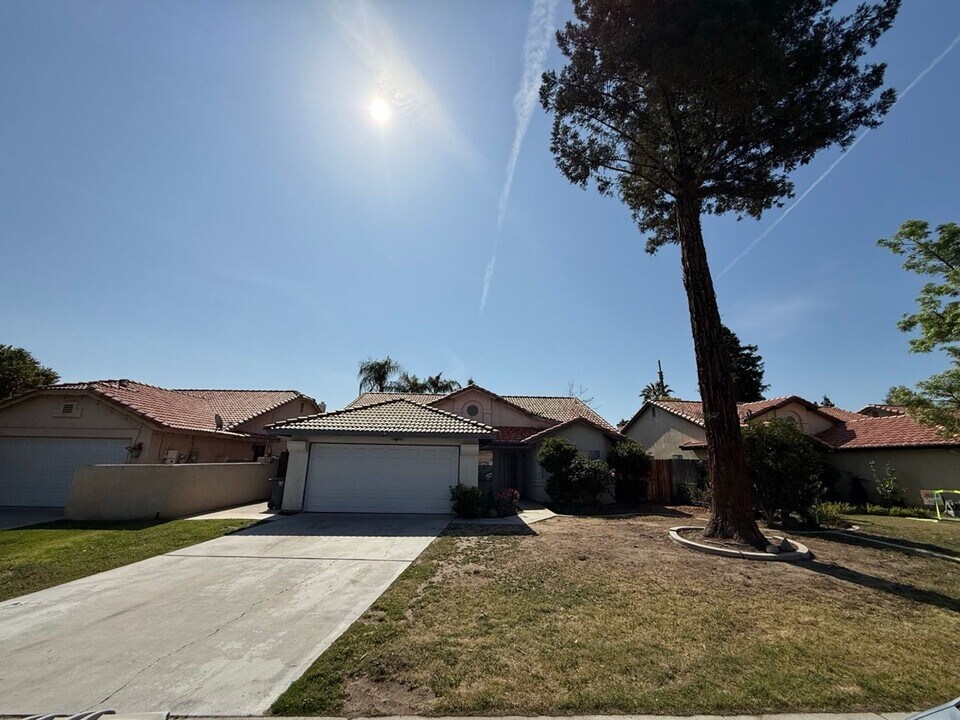5300 Shadow Stone St in Bakersfield, CA - Building Photo
