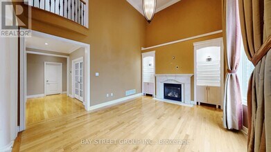 2352 Delnice Dr in Oakville, ON - Building Photo - Building Photo