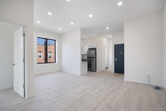 86-22 Jamaica Ave in Queens, NY - Foto de edificio - Building Photo