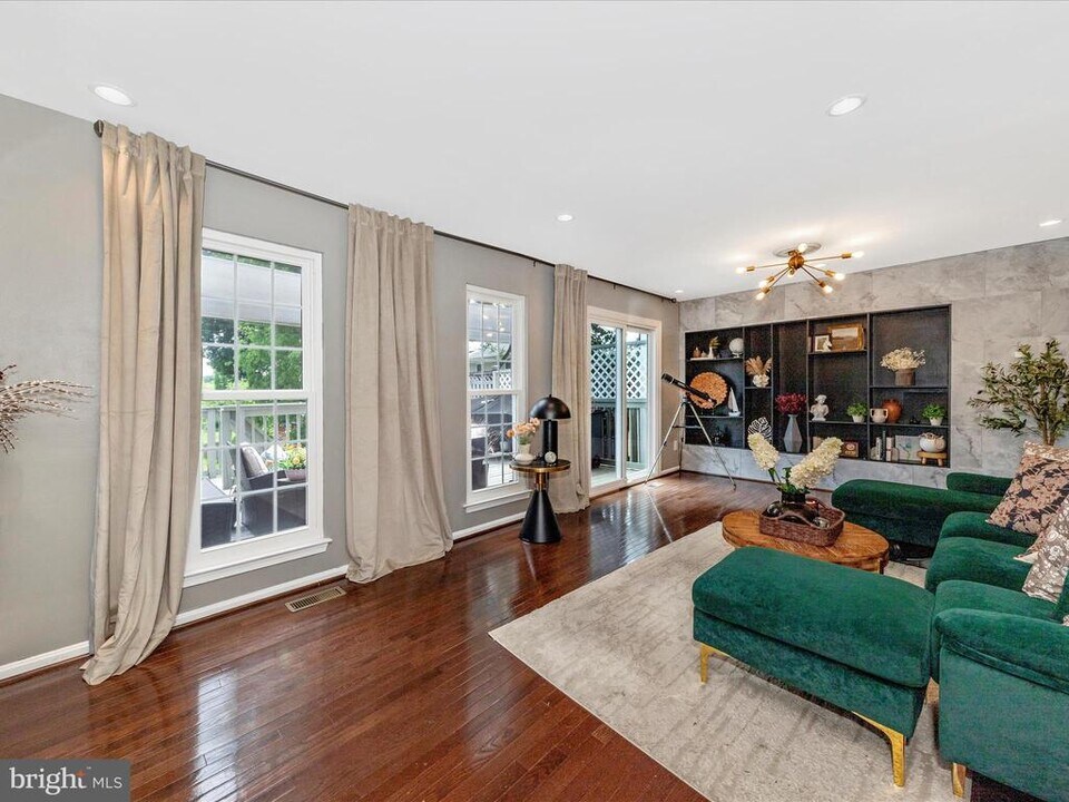 9326 Taverney Terrace in Gaithersburg, MD - Building Photo