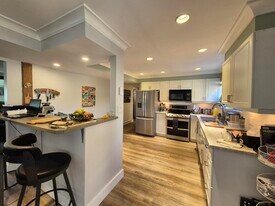 941 Avrill Rd in Langford, BC - Building Photo