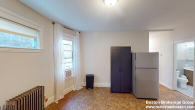 692 Columbia Rd, Unit 2 in Boston, MA - Foto de edificio - Building Photo