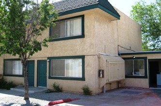 38109-38111 N 11th St E in Palmdale, CA - Foto de edificio - Building Photo