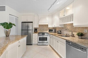 3000 Holiday Dr, Unit 1104 in Fort Lauderdale, FL - Building Photo