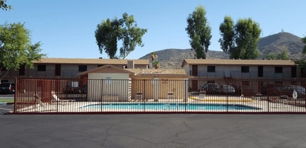 Foothills Court Apartments in Phoenix, AZ - Building Photo - Building Photo