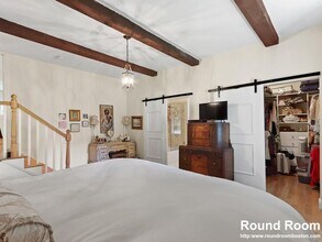 66 Saunders St, Unit 1 in Medford, MA - Foto de edificio - Building Photo