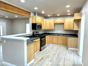 1612 N Normandie St in Hanford, CA - Foto de edificio - Building Photo