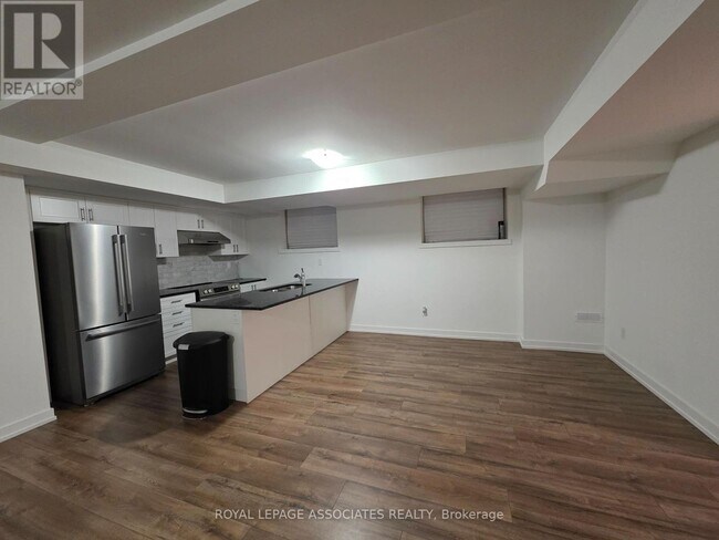 property at 400-400 Finch Ave