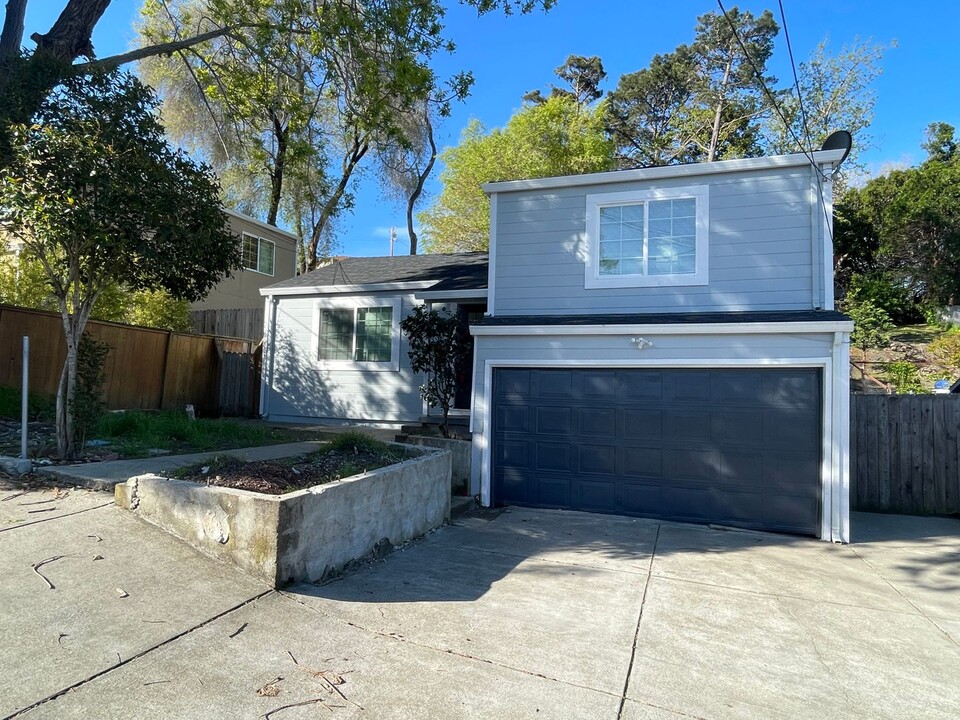 4033 La Colina Rd-Unit -In-Law Unit in El Sobrante, CA - Building Photo