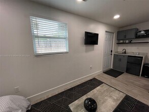 170 NE 60th St-Unit -EFFICENCY in Oakland Park, FL - Building Photo - Building Photo