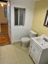 1077 Martinstein Ave in Bay Shore, NY - Foto de edificio - Building Photo