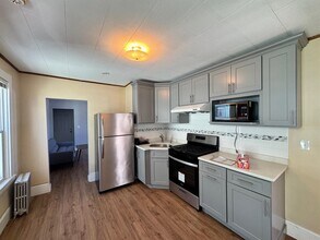 24 Beacon Pl, Unit 2 in Somerville, MA - Foto de edificio - Building Photo