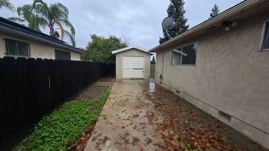 4184 N Briarwood Ave in Fresno, CA - Foto de edificio - Building Photo