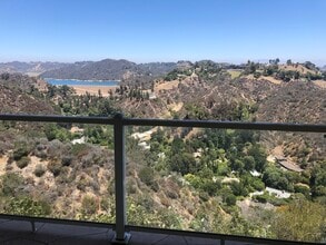 1350 Stradella Rd, Unit #1 in Los Angeles, CA - Foto de edificio - Building Photo