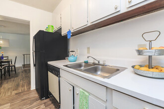 CENTRAL PARK APARTMENTS in College Park, GA - Foto de edificio - Building Photo