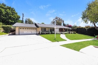 1400 Hollydale Dr in Fullerton, CA - Building Photo - Building Photo