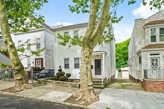 8282 88th Pl, Unit 2ndFloor in Glendale, NY - Foto de edificio - Building Photo