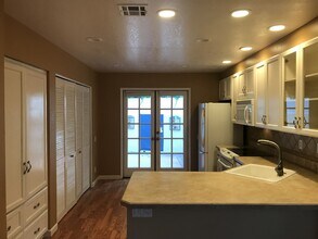 3750 Greggory Way in Santa Barbara, CA - Foto de edificio - Building Photo