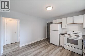 102 Sydney St N in Kitchener, ON - Building Photo - Building Photo