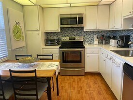 555 Oaks Ln in Pompano Beach, FL - Building Photo