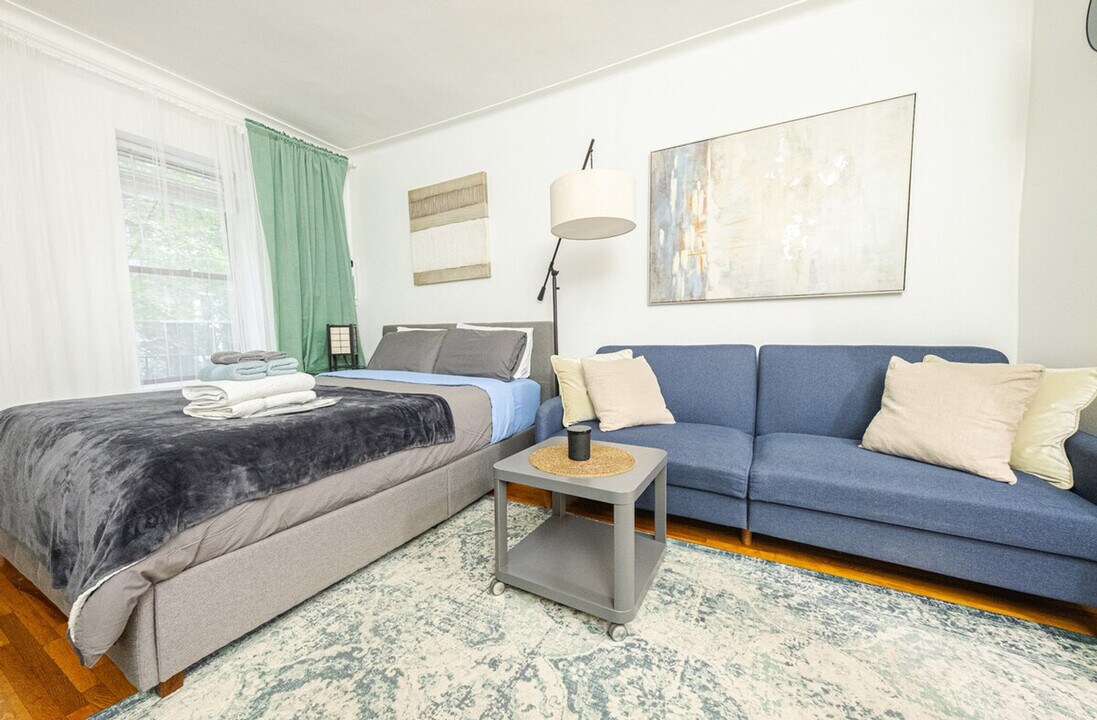 328 E 74th St in New York, NY - Building Photo