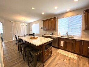 712 W Tivoli Ln in Clovis, CA - Building Photo - Building Photo