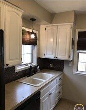 800 SW High Ave in Topeka, KS - Foto de edificio - Building Photo