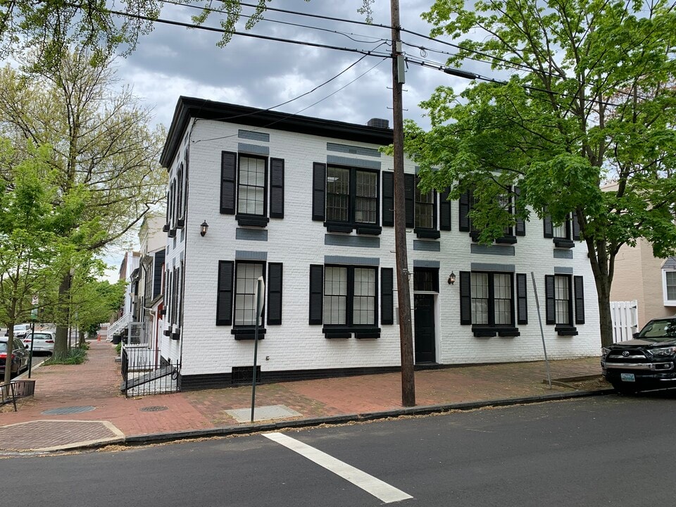 2802 Olive St NW in Washington, DC - Building Photo