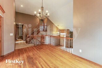 1824 SW Pinecreek Ct in Blue Springs, MO - Foto de edificio - Building Photo