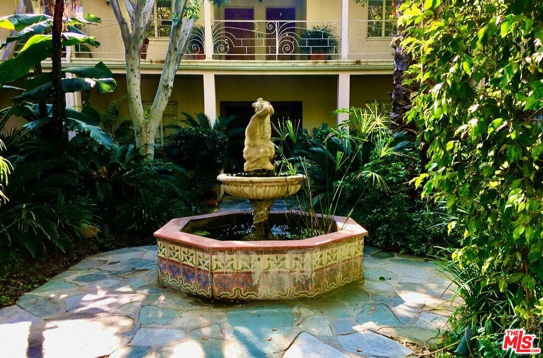 8474 Fountain Ave in West Hollywood, CA - Foto de edificio