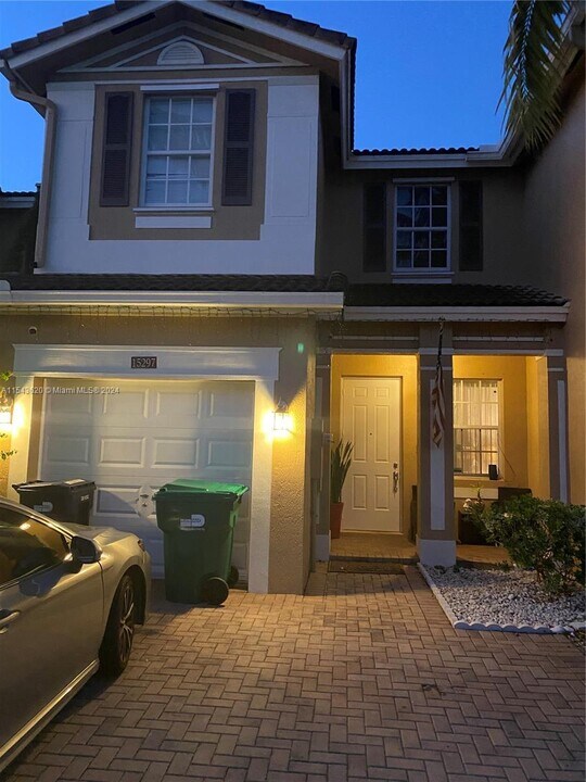 15297 SW 119th Ter in Miami, FL - Foto de edificio