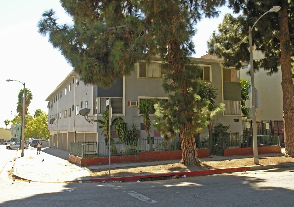 7006 Lanewood Ave in Los Angeles, CA - Building Photo