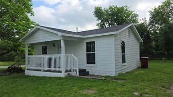 1624 Cedar St in Bonham, TX - Building Photo