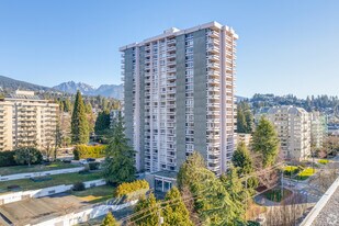 Ambleside in West Vancouver, BC - Building Photo