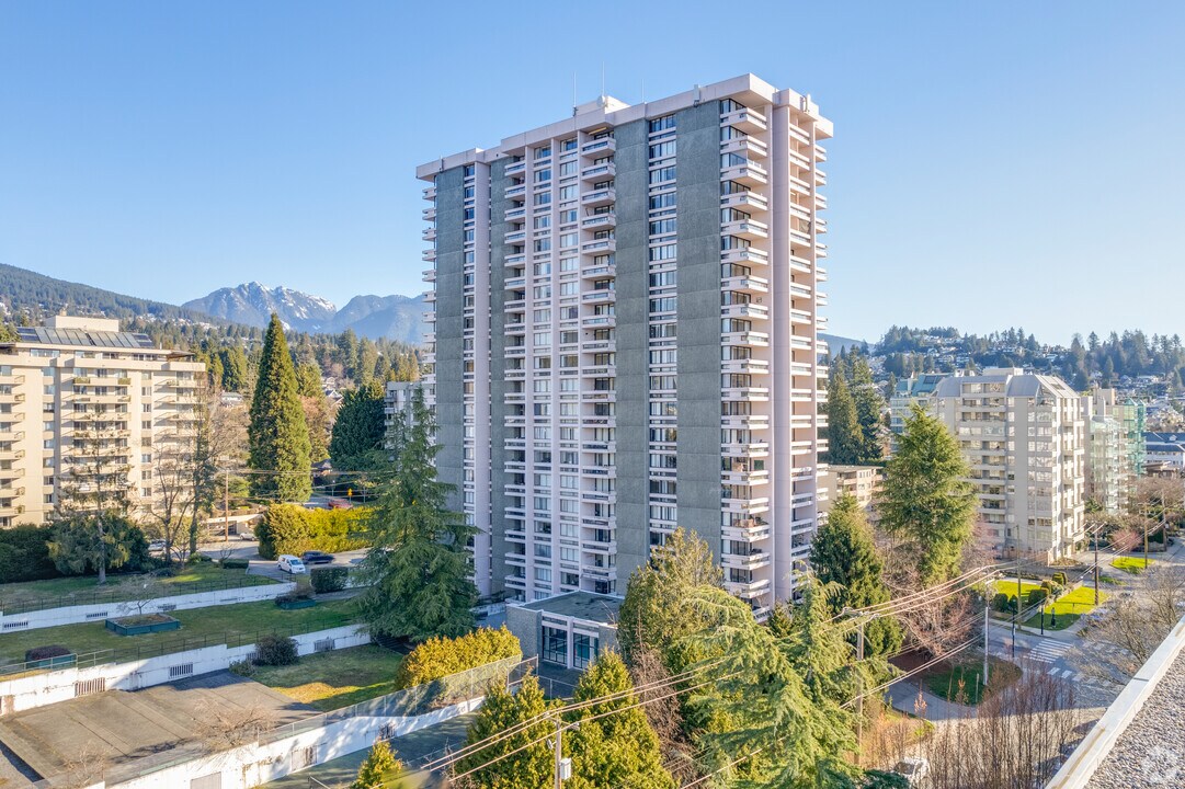Ambleside in West Vancouver, BC - Building Photo